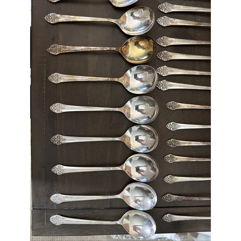 Oneida Community Plantation Flatware Silver plate Forks Spoons Knives 34 Pcs